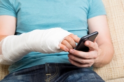 man with broken arm after accident contacting an insurance lawyer