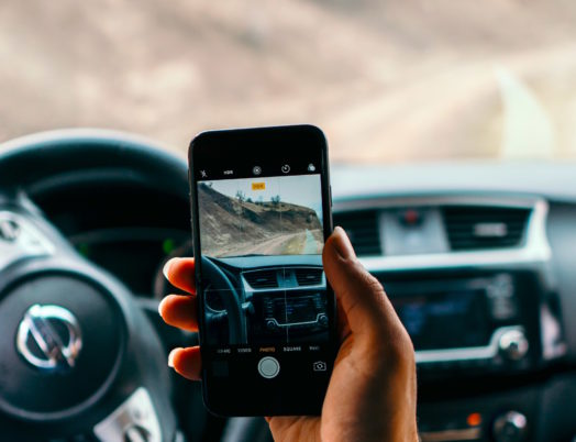 driver looking at phone while driving through Gwinnett County