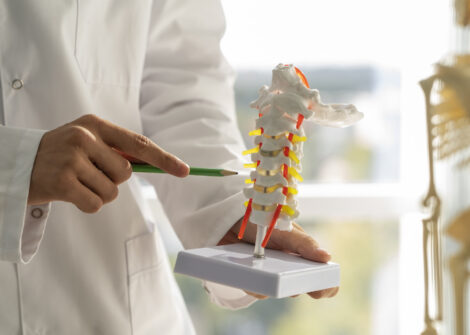 A-doctor-explaining-anatomy of herniated disc