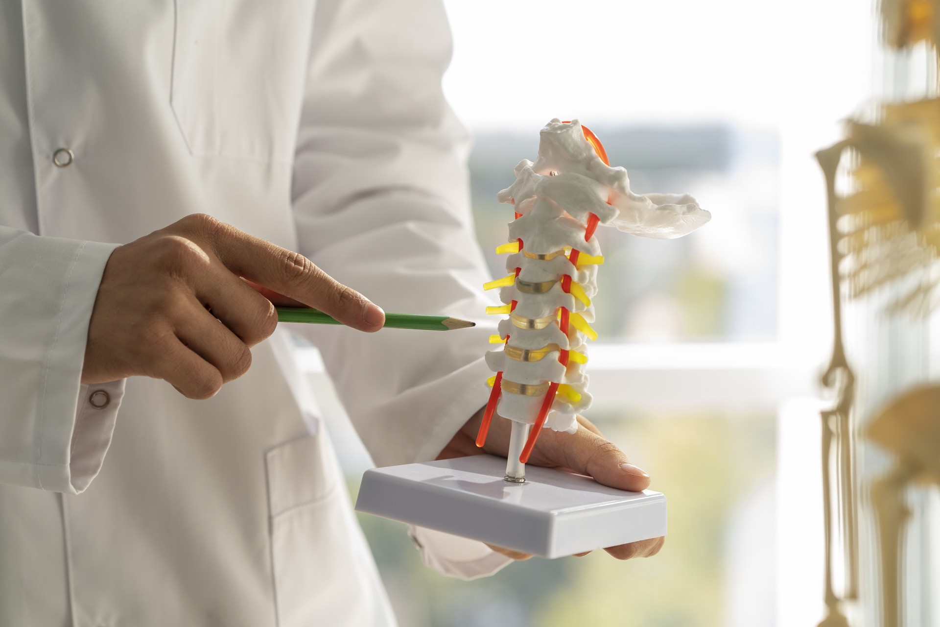 A-doctor-explaining-anatomy of herniated disc